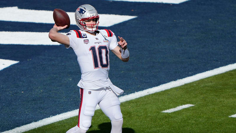 Drake Maye Shares Sideline Kiss Before Super Bowl Debut - Image 4