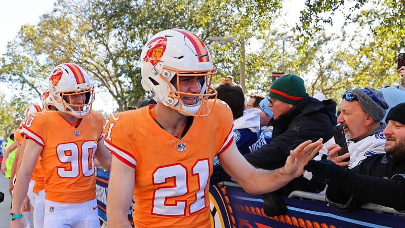 Hockey Meets Football in Epic Tampa Stadium Series Stunt - Image 5