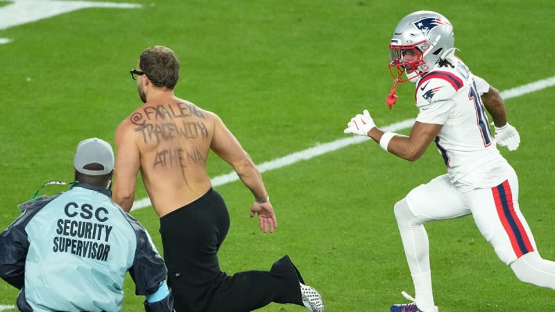 Patriots Rookie Helps Security Stop Super Bowl Field Invader - Image 4