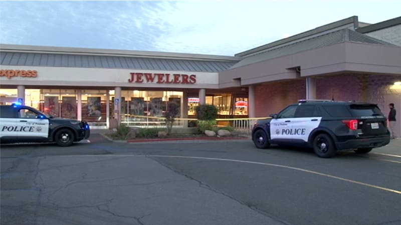 Bystander Rams Robbers' Car Into Store to Stop Heist - Image 3