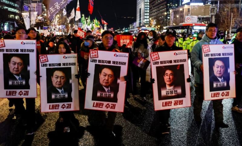 South Koreans Rally in Hours to Defend Democracy - Image 2