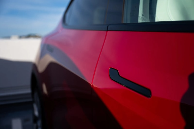 China Bans Hidden Door Handles on EVs for Safety - Image 2