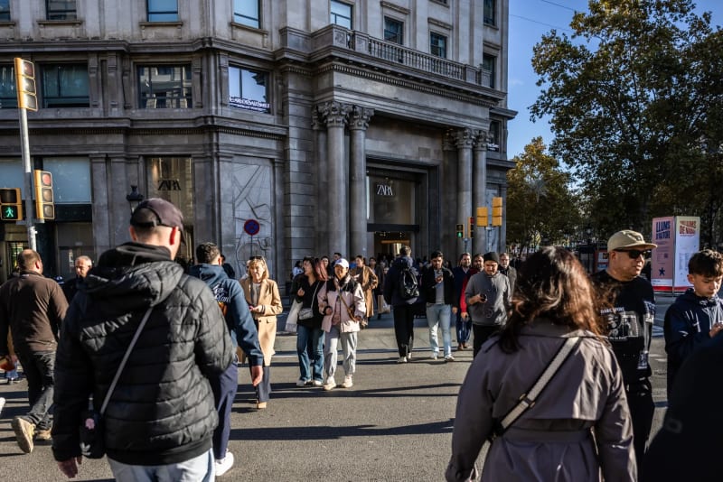 Europe Car Sales Rise 3rd Year on Affordable EVs - Image 4