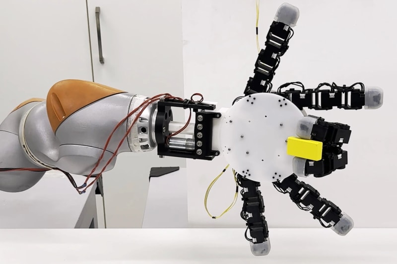 Robotic Hand Detaches, Crawls, and Beats Human Dexterity - Image 5