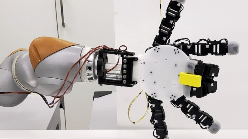 Robotic Hand Detaches, Crawls, and Beats Human Dexterity - Image 2