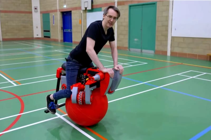 British Inventor Builds Electric Bike That Rides on One Ball - Image 3