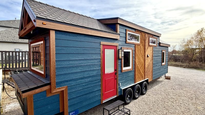 Charming Seaside Tiny Home Proves Dream Living Comes in Perfect Packages - Image 2