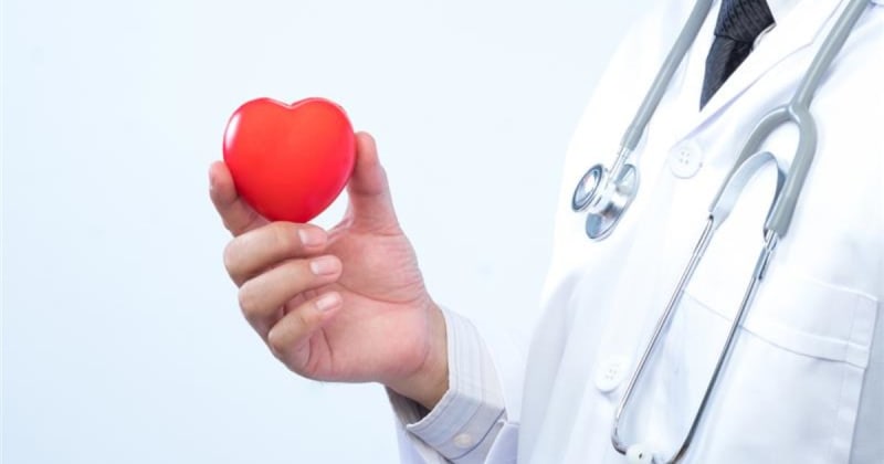 Medical illustration showing flexible cardiac muscle proteins improving heart function in heart failure patients