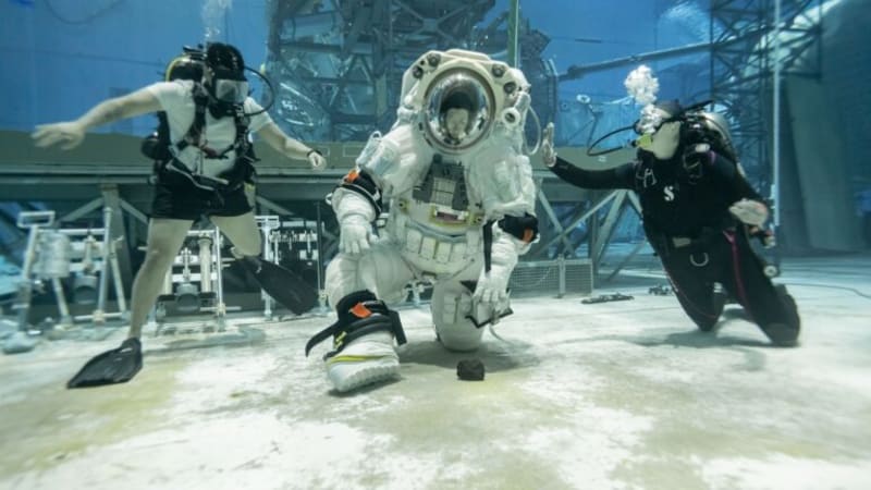 NASA Pilot Makes Perfect Emergency Landing in Houston - Image 4