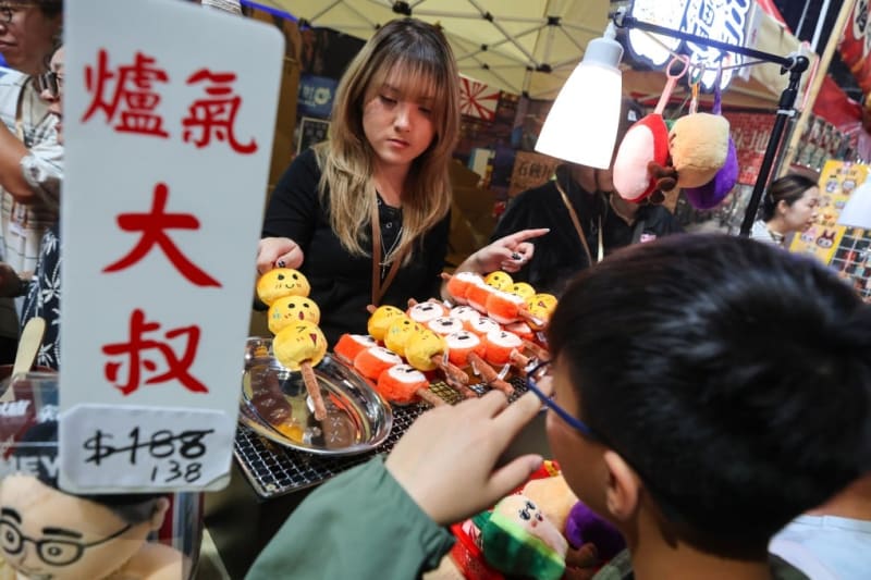 Hong Kong Fair Vendors Earn Big with Nostalgic Street Food Toys - Image 2