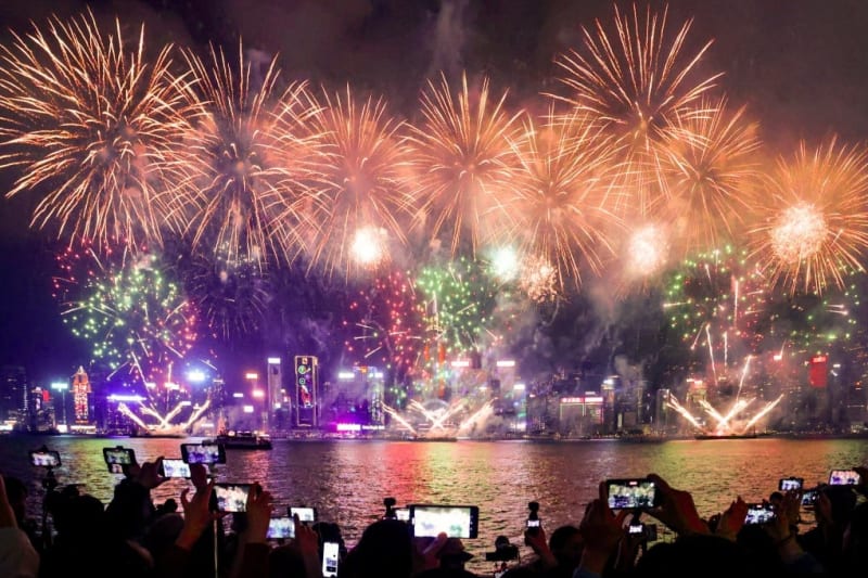Hong Kong Visitors Surge 8% as Fireworks Dazzle Thousands - Image 2