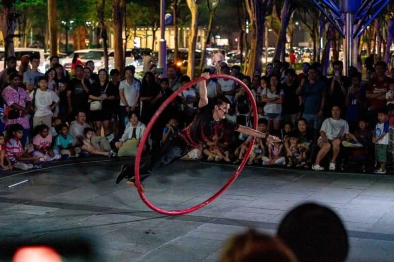 Singapore Busker Stuns Crowd With Ex-PM Lee in Audience - Image 2