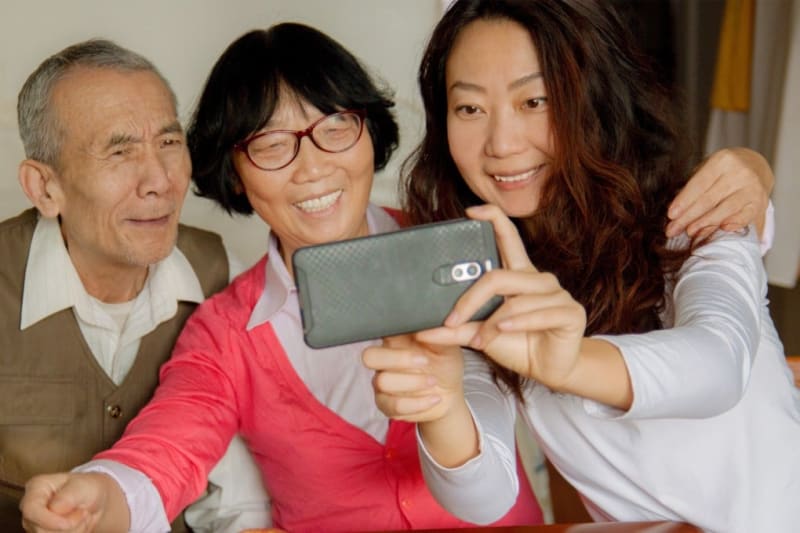Young Chinese Teach Parents Selfies in 'Reparenting' Trend - Image 2