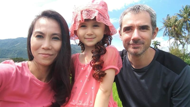 Lost Travelers Find Unexpected Angel in Crowded Train Station