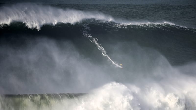 Nazaré's Record 101-Foot Wave Shows Nature's Epic Beauty - Image 4