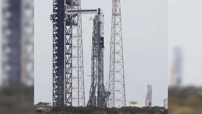 Two Moon-Bound Rockets Share Florida Launch Pad