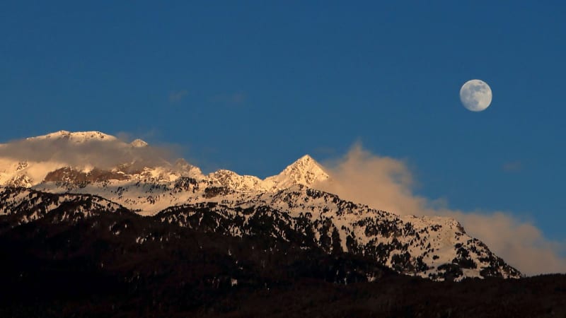 February's Snow Moon Dazzles Skywatchers Worldwide - Image 2