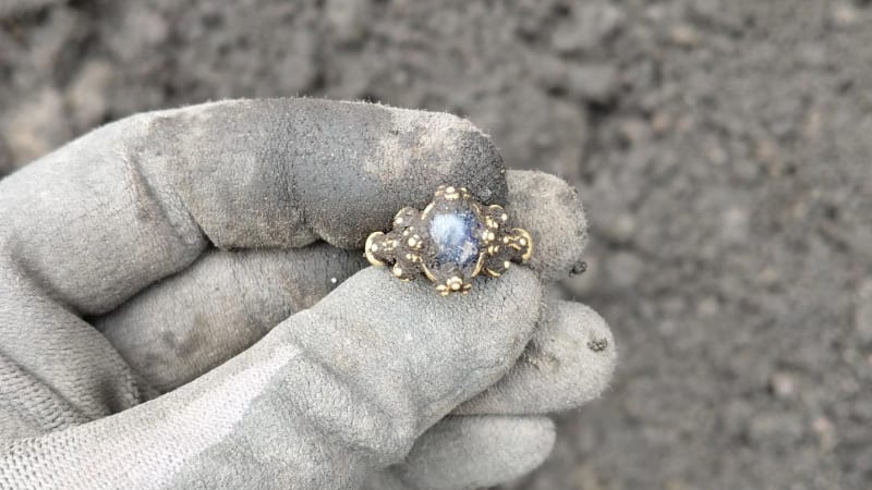 Medieval Gold Ring With Blue Sapphire Found in Norway - Image 2