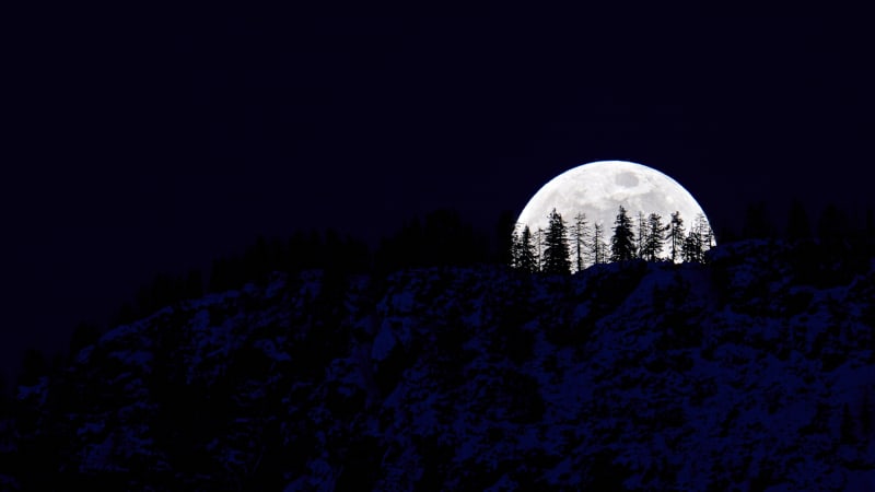 February's Snow Moon Dazzles Skywatchers Worldwide - Image 3