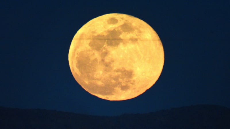 February's Snow Moon Dazzles Skywatchers Worldwide - Image 5