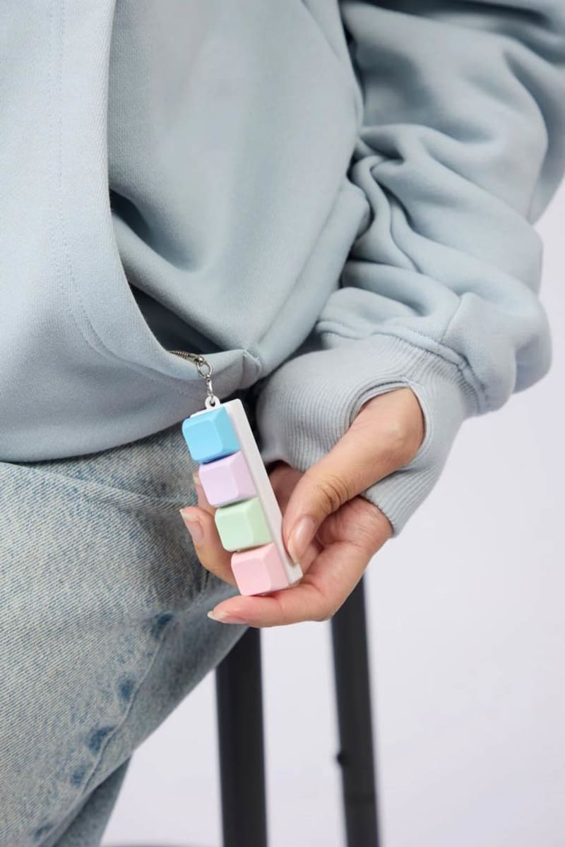 UK Woman Creates Hoodie With Built-In Fidget Toys for ADHD - Image 3
