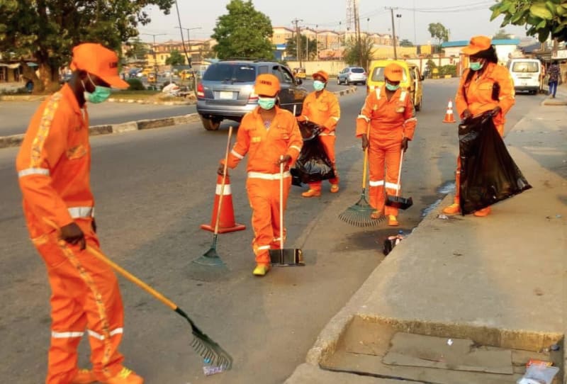 Lagos Traffic Officers Save Worker Hit by Runaway Truck - Image 2