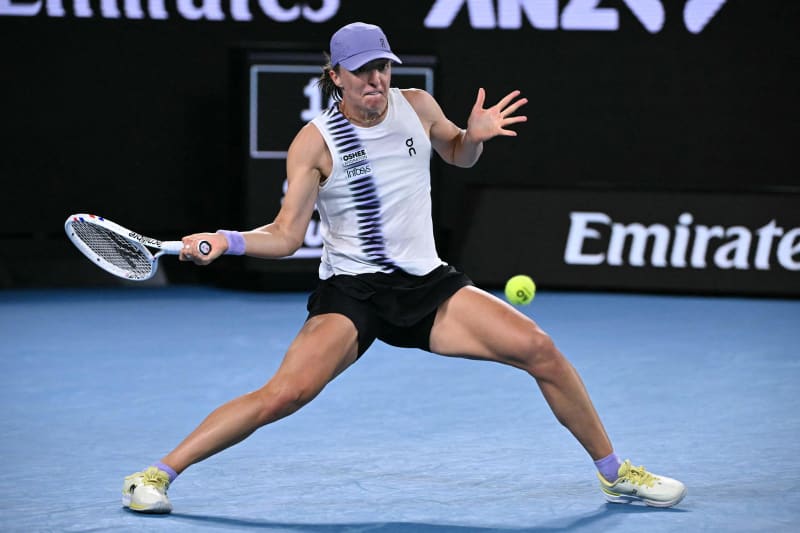 Iga Swiatek Rallies to Reach Australian Open Round of 16