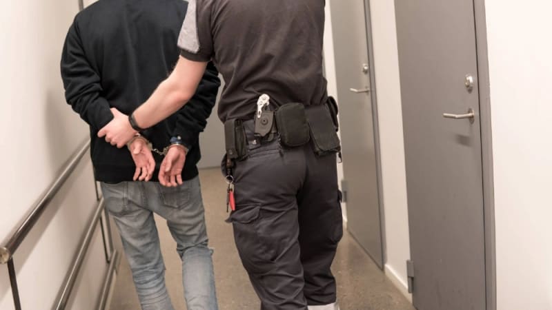 Japan's Supreme Court Ends Public Shackling of Defendants - Image 2