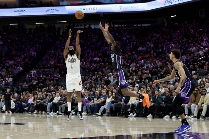 Harden Shines in Cavs Debut, Scores 23 in Comeback Win - Image 2