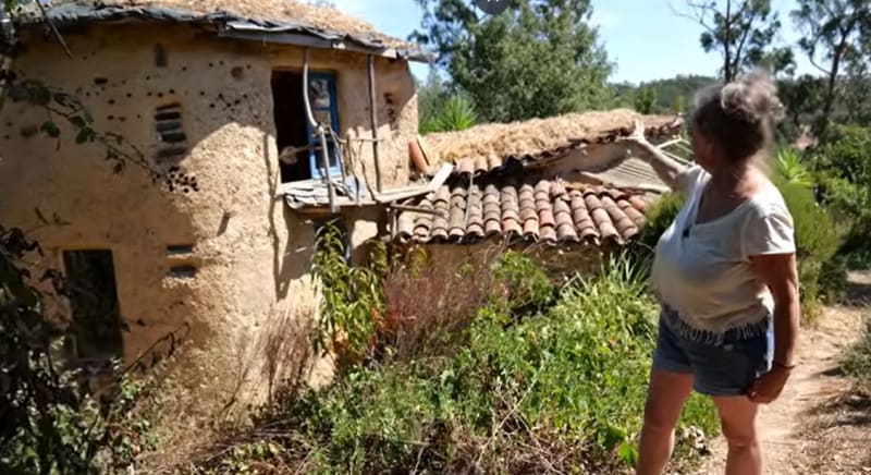 Grandmother Builds $2,300 Mud Home in Portugal at 58
