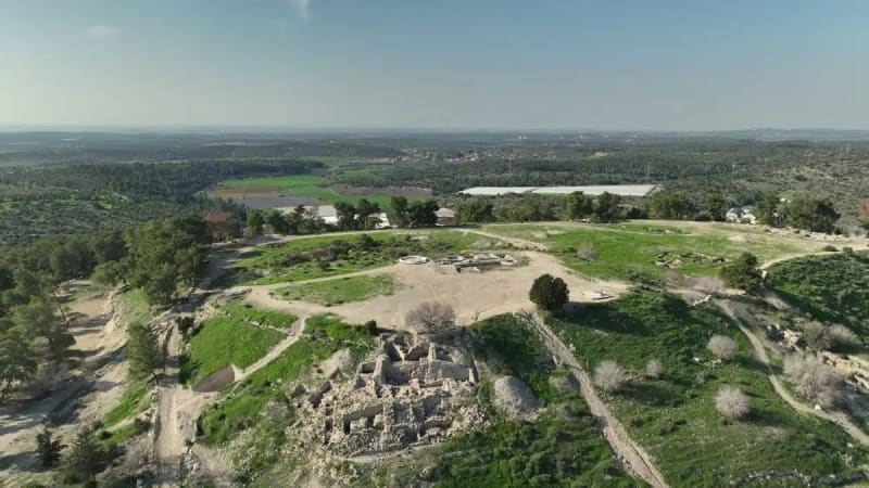 3-Year-Old Finds 3,800-Year-Old Egyptian Scarab in Israel - Image 3