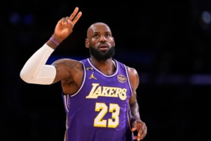 LeBron James Becomes Oldest Player With NBA Triple-Double - Image 4