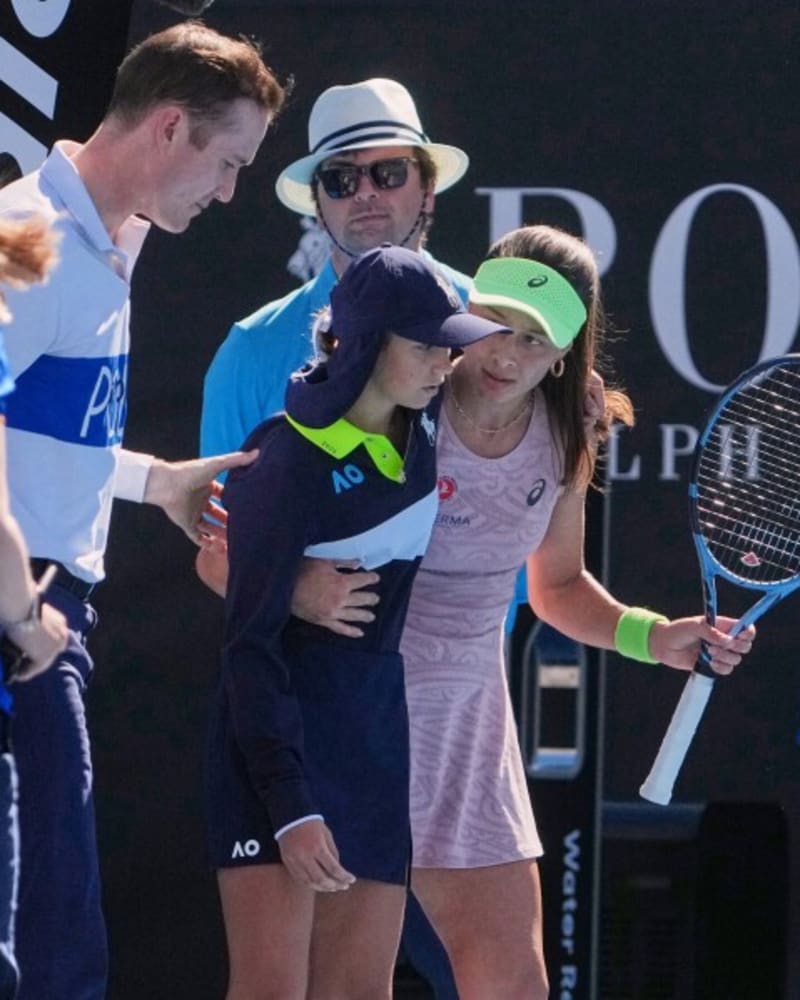Tennis Player Stops Match to Help Injured Ballkid - Image 3