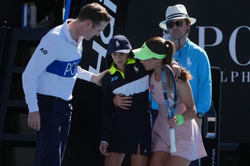 Tennis Player Stops Match to Help Injured Ballkid - Image 2