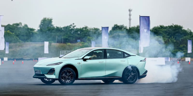 China's New EV Batteries Promise 932-Mile Range by 2027 - Image 2