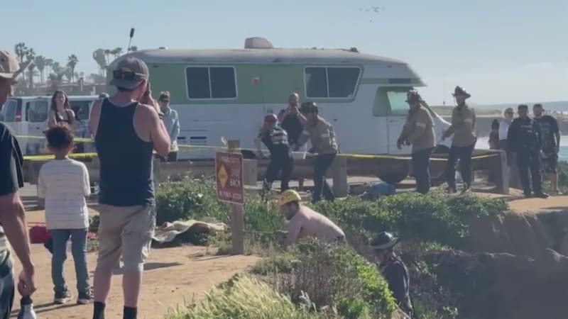 San Diego Lifeguards Save 4 Cliff Jumpers in High Surf - Image 3
