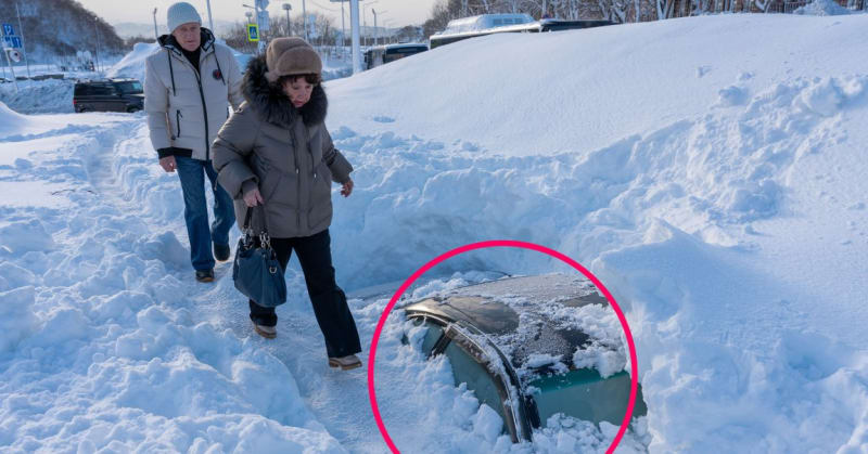 Russian City Digs Out After Record 5.5 Feet of Snow - Image 2