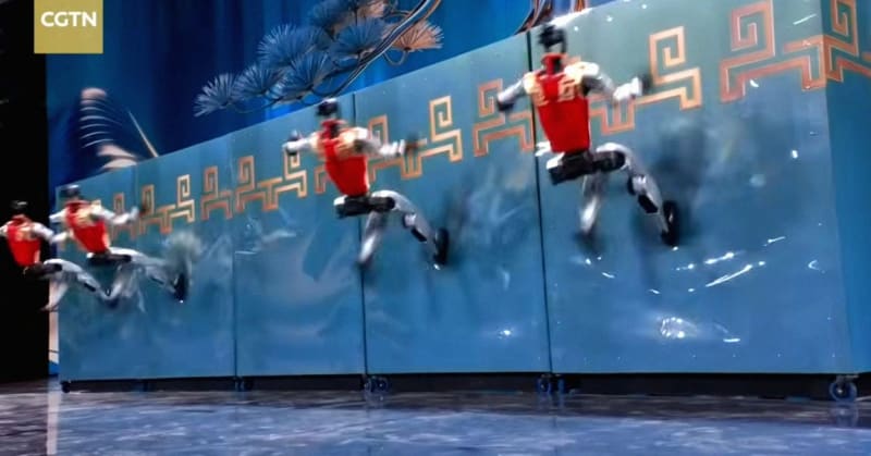 Chinese Robots Run Up Walls in Stunning Stage Performance - Image 2