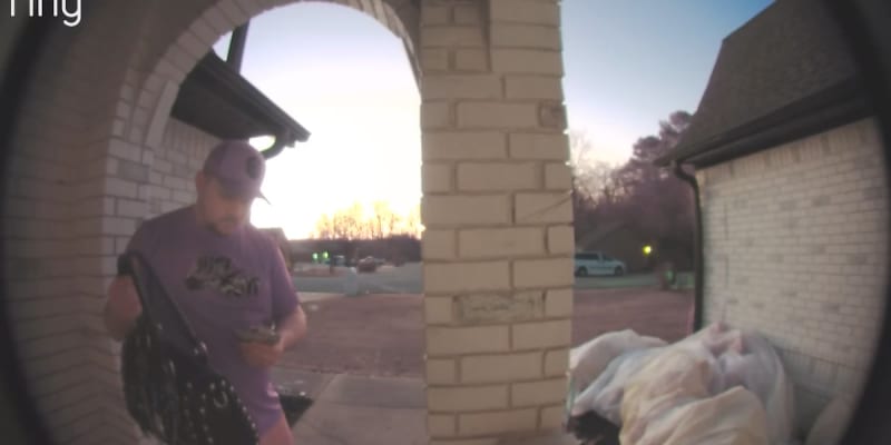 Man Returns Lost Purse to Arkansas Woman's Doorstep