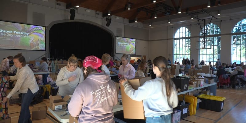 100 Volunteers Pack 200 Boxes for Breast Cancer Patients