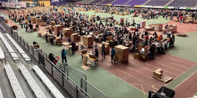 1,200 Volunteers Pack 70,000 Meals for Hungry Students