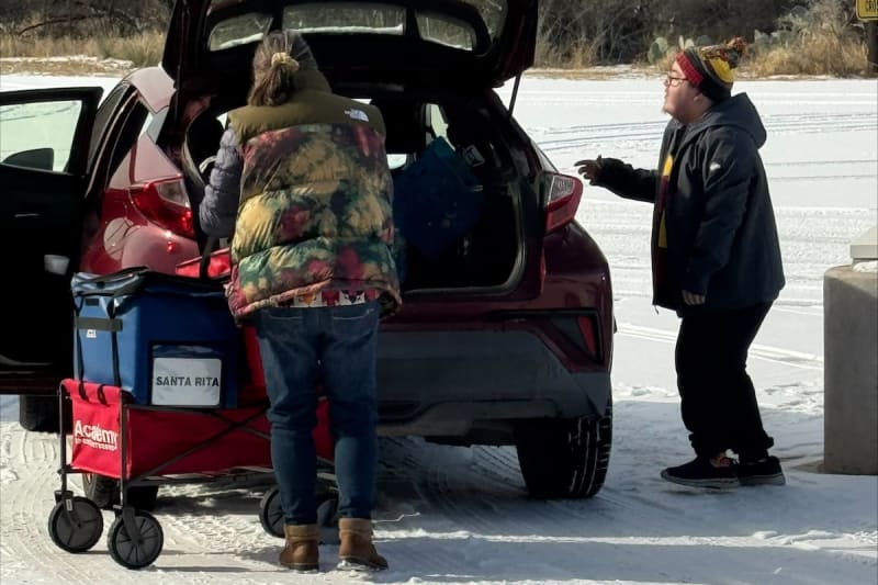 Volunteers Brave Ice to Feed 500 Seniors in Texas - Image 2