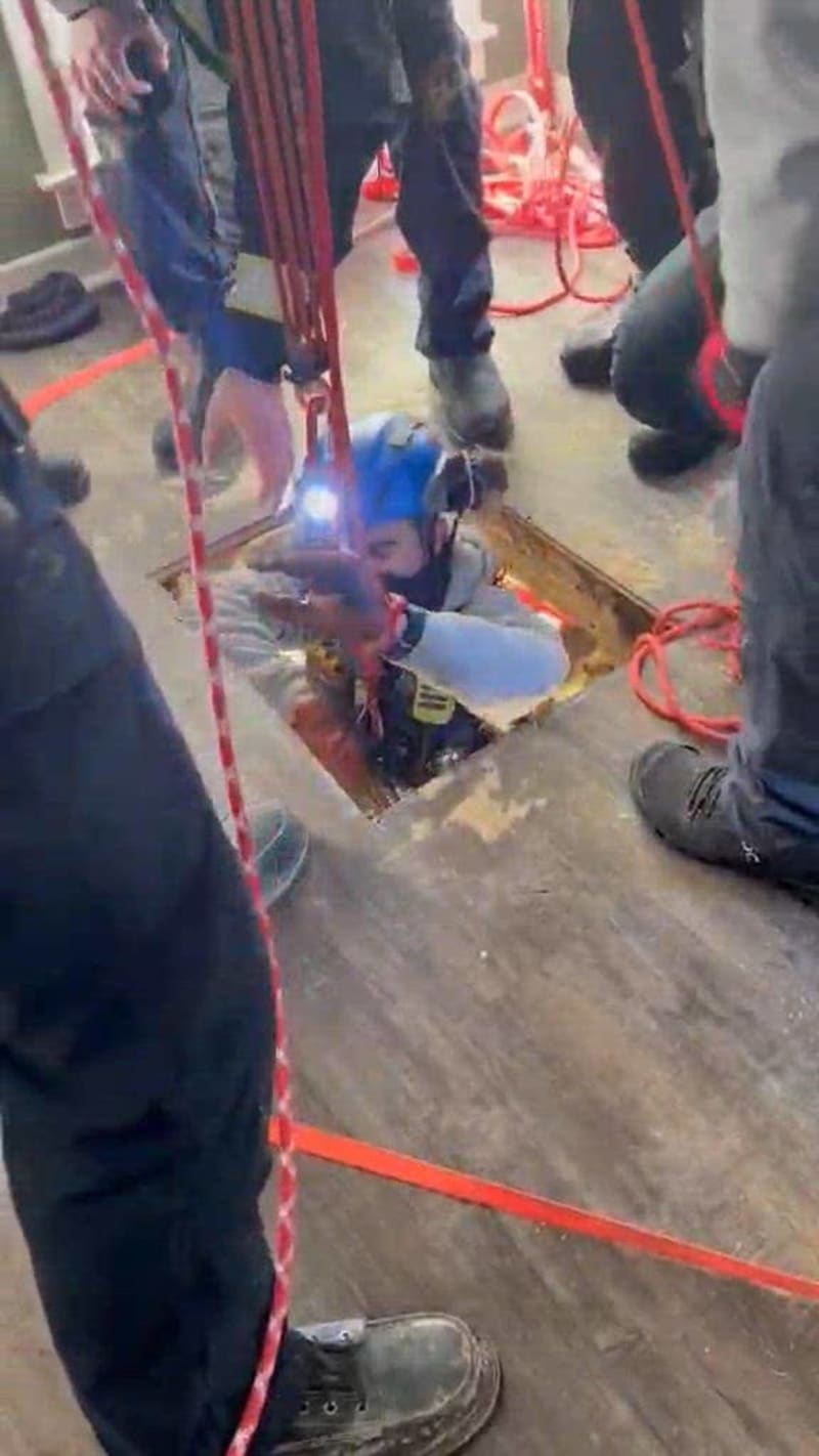 Firefighter Descends 30 Feet to Rescue Dog Trapped 3 Days - Image 3