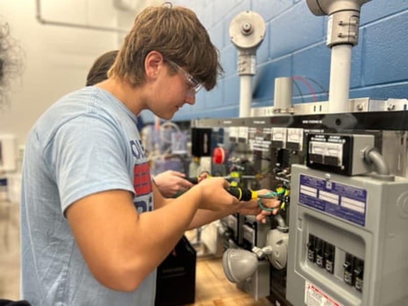 US Schools Train Students for Clean Energy Jobs - Image 3