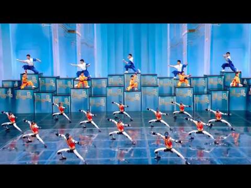 Chinese Robots Run Up Walls in Stunning Stage Performance - Image 3