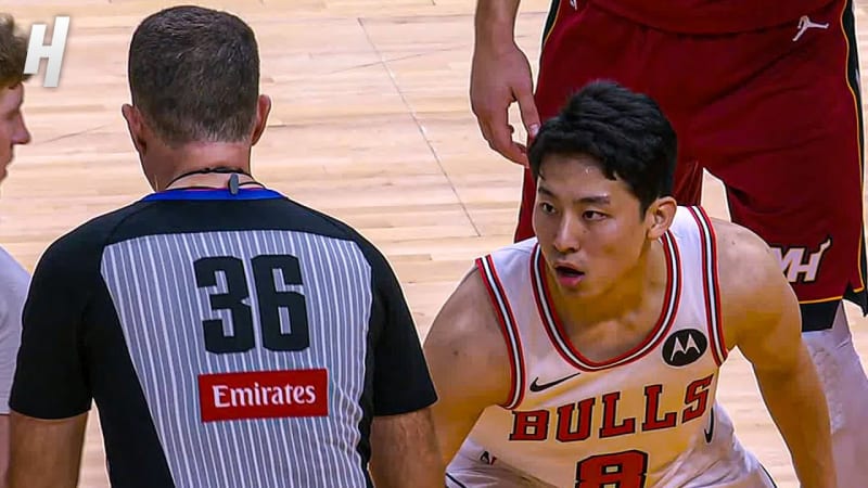 Yuki Kawamura in Chicago Bulls uniform jumping for the ball during game