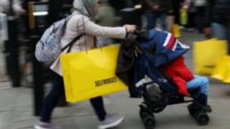 Boxing Day Shopping Surge: Late-Night Crowds Boost Retail Momentum
