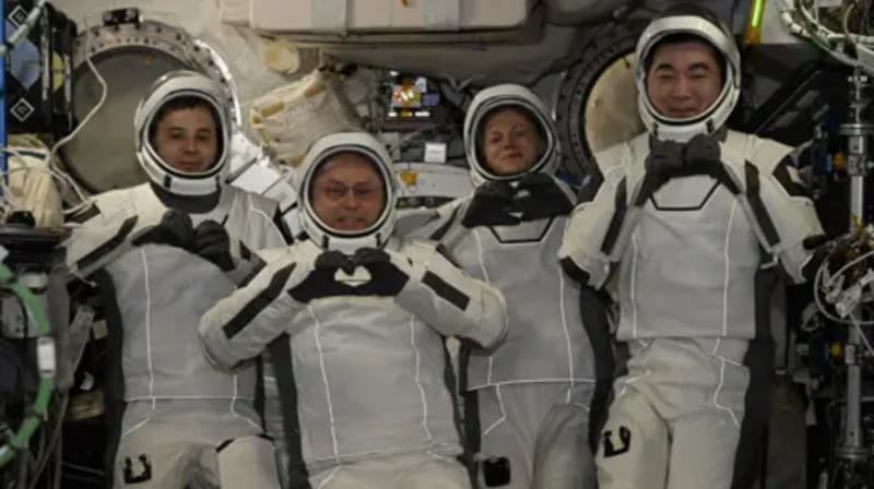 Astronauts Return Safely After Historic Medical Evacuation - Image 2