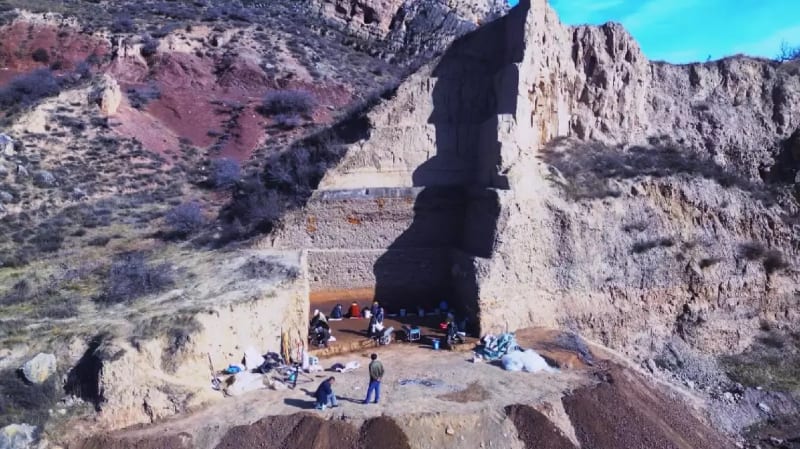 China Unveils 8,000-Year Pottery and Bronze Age Treasures - Image 3