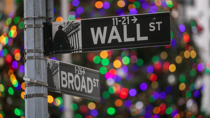 Small Investors Triumph: How Everyday Traders Outperformed Wall Street in 2025